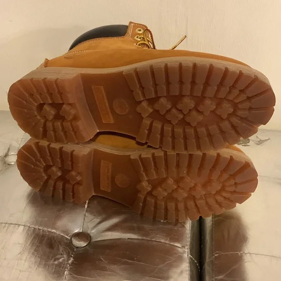 TIMBERLAND  tan boots with brown leather on top of boots size 8.5. - Picture 5 of 9